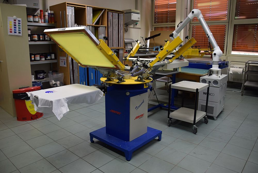 Carrousel pour l'impression en sérigraphie sur textile. Dans l'atelier de sérigraphie de l'Eracom à Lausanne