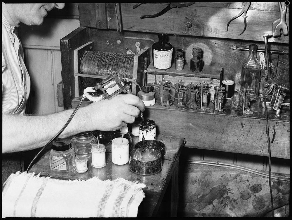 Tattoo equipment, Fred Harris Studio, Sydney, Australia, by Ray Olsen, 1937, State Library of New South Wales ON 388/Box 030/Item 083
