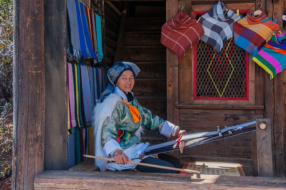 Lijiang, Yunnan, China: Woman with weaving loom